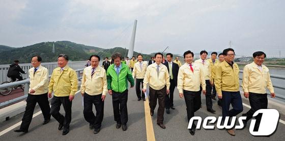 본문 이미지 -                                                   경북도의회 건설소방위원회 소속 의원 등이 강정고령보에 건설된 우륵교를 점검하고 있다. 2013..05.03/뉴스1 © News1 김영진 기자