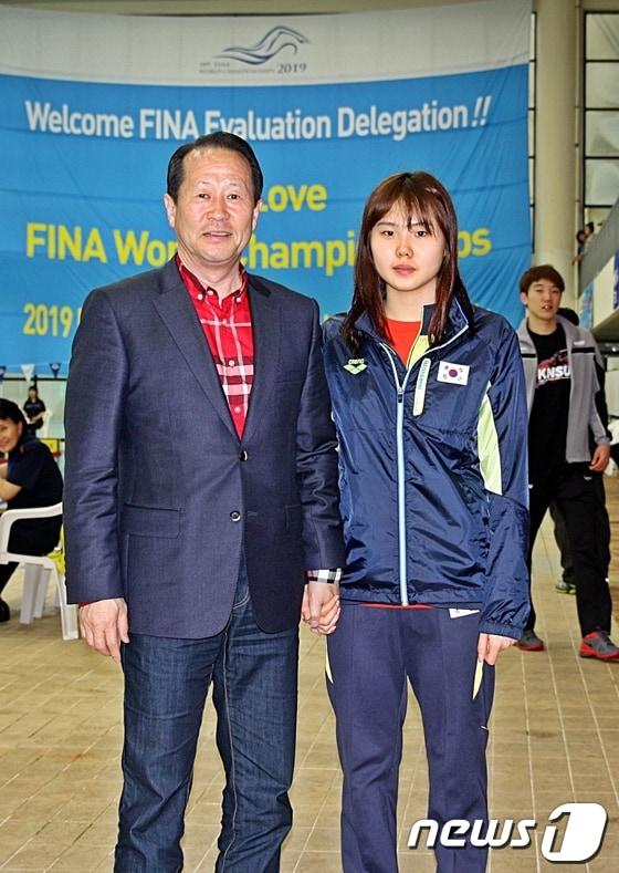 본문 이미지 - 이달 3일 광주염주실내수영장에서 열린 '제85회 동아수영대회' 여고부 접영 200m와 접영 50m에서 2관왕에 오른 울산효정고 안세현(오른쪽) 선수가 시상식 후 심규화 울산시체육회 사무처장과 기념촬영을 하고 있다. /사진 제공=울산시체육회 © News1 