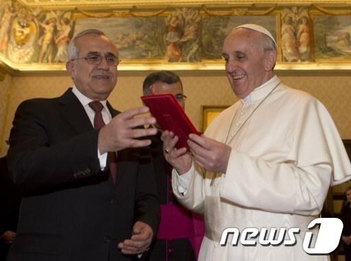 본문 이미지 - 미셸 술레이만 레바논 대통령(왼쪽)과 프란치스코 교황. © AFP=News1 