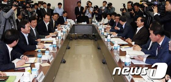 본문 이미지 - 김기현 새누리당 정책위의장이 30일 오전 서울 여의도 국회 정책위의장실에서 보건복지부·교육부·안전행정부 실·국장급이 참석하는 3개 부처 합동 안심보육 당정협의를 하고 있다. 어린이 교통사고 예방책 등 어린이 안전대책을 논의하는 회의에서는 진영 보건복지부 장관, 서남수 교육부 장관, 유정복 안전행정부 장관을 비롯해 각 상임위 간사, 김학용 수석부의장 등이 참석했다. 2013.5.30/뉴스1 © News1 허경 기자