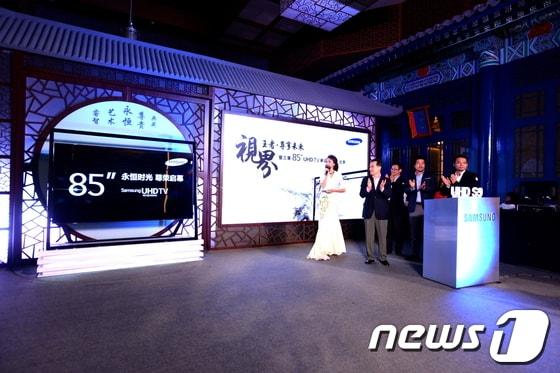 본문 이미지 - 지난 7일, 중국 베이징 어선당에서 열린 삼성전자 '85S9 론칭 행사'에서 진행자들이 85형 울트라HD(UHD) TV '85S9'을 소개하고 있다.(삼성전자 제공)© News1 