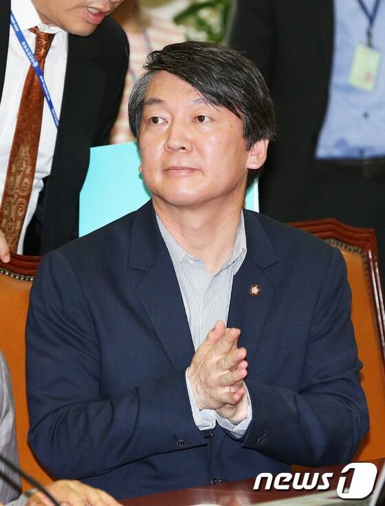 본문 이미지 - 안철수 의원(무소속)이 30일 서울 여의도 국회에서 진주의료원 폐업 사태와 관련해 긴급 개최된 보건복지위원회 전체회의에 참석해 두 손을 모으고 생각에 잠겨 있다. 안 의원은 이 자리에서 