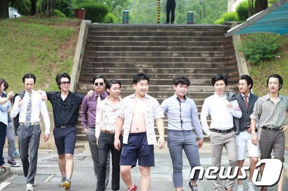 본문 이미지 - 광주공업고등학교 3학년 2반 학생들이 영화 '범죄와의 전쟁'을 컨셉으로 이색 졸업앨범 사진을 찍어 30일 화제가 되고 있다.(광주공고 제공) 2013.5.30/뉴스1 © News1 위안나 기자