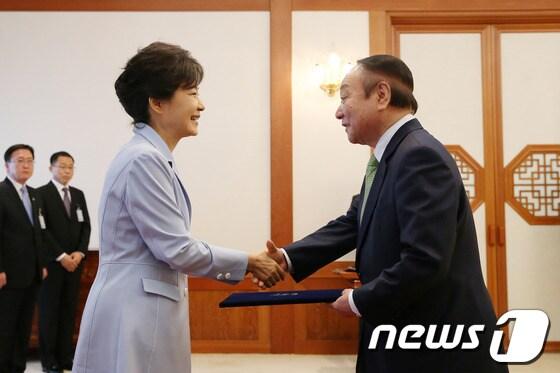 본문 이미지 - 박근혜 대통령이 30일 오후 청와대에서 현경대 민주평화통일자문회의 수석부의장에게 임명장을 수여하고 있다. (청와대 제공) 2013.5.30/뉴스1 © News1 박철중 기자