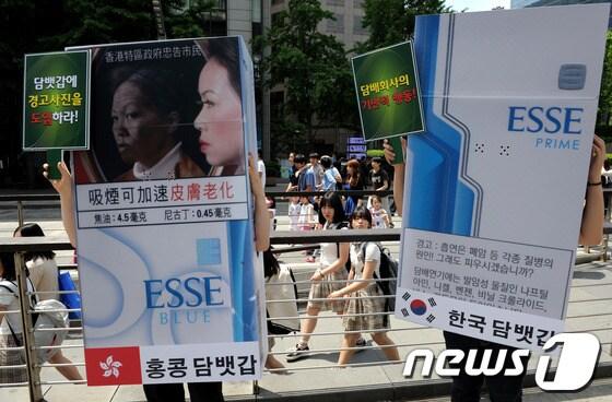 본문 이미지 - 서울 청계광장에서 한국금연운동협의회의 담배갑을 쓴 관계자가 금연 캠페인을 벌이고 있다. © News1 박정호 기자