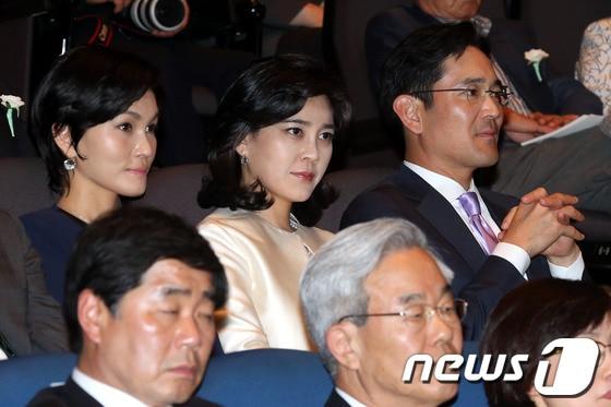 본문 이미지 - 이재용 삼성전자 부회장(오른쪽부터)과 이부진 호텔신라 사장, 이서현 제일모직 부사장이 31일 오후 서울 호암아트홀에서 열린 2013호암상 시상식에 참석해 나란히 앉아 있다.2013.5.31/뉴스1 © News1   이광호 기자