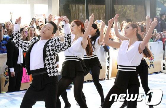 본문 이미지 - '월드스타' 싸이가 3일(현지시간) 미국의 아침 토크쇼 '투데이 쇼'에 출연해 락펠러 플라자에서 자신의 신곡 '젠틀맨'을 선보이고 있다. © AFP=News1  