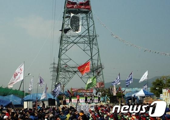 본문 이미지 - 지난 4일 현대자동차 비정규직 철탑농성 200일을 맞아 비정규직 조합원들과 진보적 시민·사회단체 회원 등이 정규직 전환을 촉구하는 집회를 열고 있다. 2013.5.4/뉴스1   © News1   변의현  기자