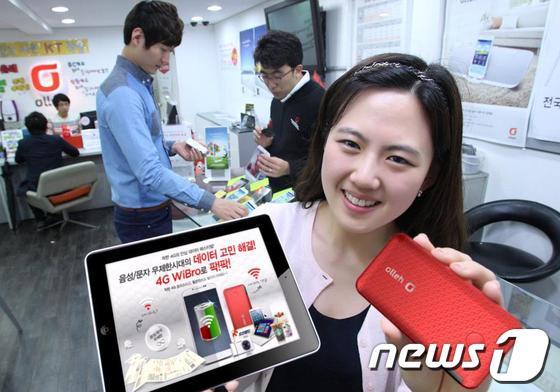 본문 이미지 - 지난 2017년 KT가 신규 와이브로 요금제를 출시하고 모델이 홍보하는 모습. (사진=KT)ⓒ News1