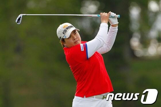 본문 이미지 - 박인비(25·KB금융그룹)가 5일(한국시간) 열린 미국여자프로골프(LPGA)투어 킹스밀 챔피언십 3라운드 18번홀에서 샷을 날리고 있다.© AFP=News1  