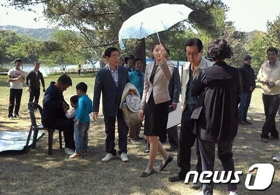 본문 이미지 - 신격호 롯데그룹 총괄회장이 어린이날인 5일 울산 울주군 삼동면 둔기리에서 열린 마을 잔치에 참석했다. 신 회장은 대암댐 건설로 고향인 둔기마을이 수몰되자 흩어진 마을 주민들을 초청해 매년 5월 마을잔치를 벌여오고 있다.(독자 제공) 2013.5.5/뉴스1