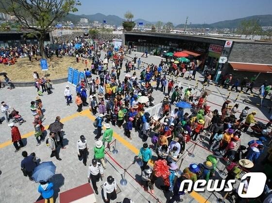 본문 이미지 - 2013순천만 국제 정원박람회를 찾는 구름관람객들이 서문게이트에 운집해 있다.© News1서순규 기자 
