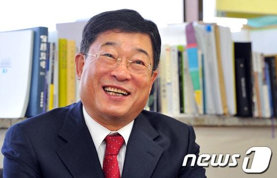 본문 이미지 - 6일 동학농민혁명기념재단 이사장 김대곤 전&#40;前&#41; 원광대 부총장이 뉴스1코리아 전북지사를 찾아 인터뷰를 하고 있다.2013.05.06/뉴스1 © News1 김대웅 기자