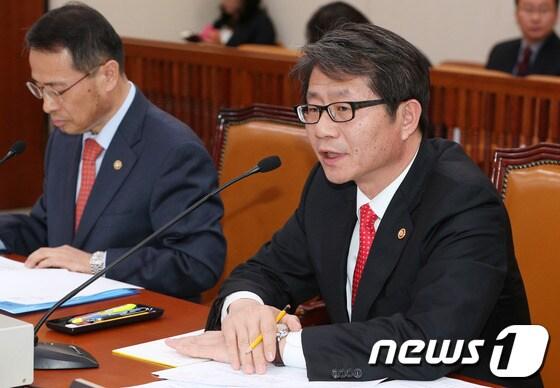 본문 이미지 - 류길재 통일부장관이 6일 서울 여의도 국회에서 열린 외교통일위원회 전체회의에 출석해 개성공단 잠정폐쇄 상황과 관련한 의원들의 질의에 답하고 있다. 2013.5.6/뉴스1 © News1 오대일 기자