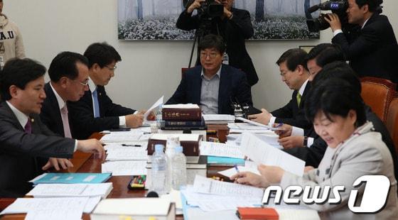 본문 이미지 - 6일 서울 여의도 국회에서 열린 법제사법위원회 법안심사제2소위원회에서 여야 법사위 의원들이 유해화학물질 관리법과 국민연금법에 등에 관한 안건을 논의하고 있다. 2013.5.6/뉴스1 © News1 송원영 기자