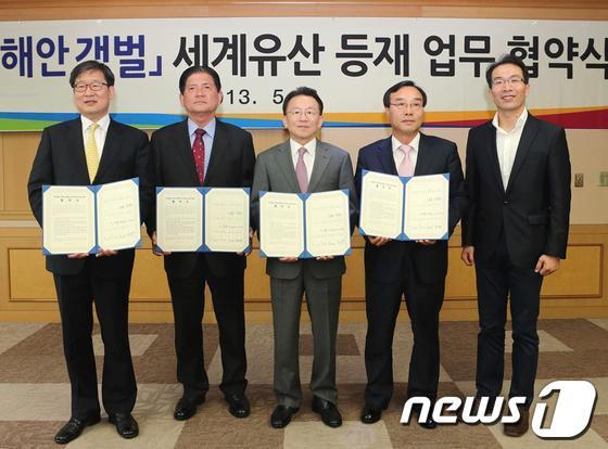 본문 이미지 - 김완주(가운데) 전북도지사와 박영근(맨 왼쪽) 문화재청 문화재활용국장, 이강수(오른쪽에서 두 번째) 고창군수, 김호수(왼 쪽에서 두 번째) 부안군수, 문경오(맨 오른쪽) 서남해안갯벌 세계유산등재 추진위원이 6일 오후 2시 전북도청 의전실에서 ‘서남해안 갯벌’ 세계유산 등재 추진을 위한 업무협약을 체결했다. /사진제공=전북도 © News1 