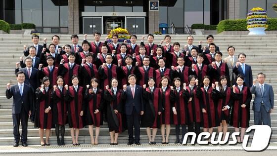 본문 이미지 - 지난 5월 6일 경기도 정부과천청사에서 열린 신임검사 임관식 기념촬영 . 이날 로스쿨 출신 37명이 검사로 임관했다. /뉴스1 © News1 박세연 기자