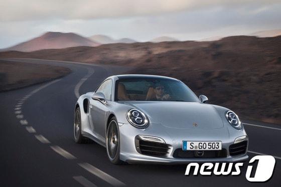 본문 이미지 - 2014년형 포르쉐 911 터보 S(사진제공=수투트가르트스포츠카)© News1  