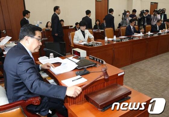 본문 이미지 - 김정훈 정무위 위원장이 6일 서울 여의도 국회에서 열린 정무위원회 전체회의에서 의사봉을 두드리며 안건을 상정하고 있다. 2013.5.6/뉴스1 © News1 송원영 기자