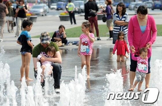 본문 이미지 - 기상청은 23일 전국이 맑은 가운데 낮 최고기온이 21도에서 31도가 되겠다고 예보했다. © News1 손형주 기자