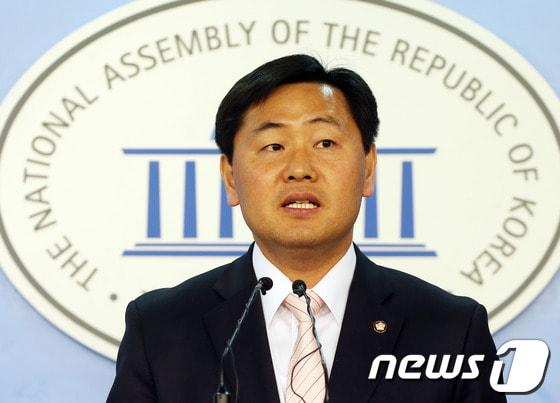 본문 이미지 - 김관영 민주당 수석 대변인. 2013.5.6/뉴스1 © News1   허경 기자