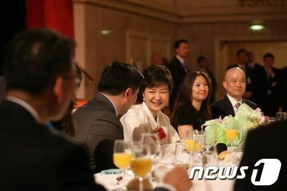 본문 이미지 - 미국을 방문중인 박근혜 대통령이 5일(현지시간) 뉴욕 아스토리아호텔 뉴욕동포 간담회에서 인사를 나누고 있다. (청와대 제공) /뉴스1 © News1 