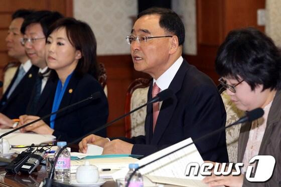 본문 이미지 - 정홍원 국무총리가 7일 오전 정부서울청사에서 열린 여성정책조정회의에 참석해 모두발언을 하고 있다. © News1 이광호 기자