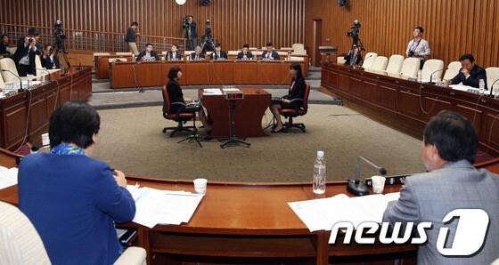 본문 이미지 - 7일 오후 서울 여의도 국회에서 사법제도개혁특별위원회가 반부패 제도개혁 방안에 관한 공청회를 열고 있다. 이번 공청회는 부패행위 근절과 국가청렴위원회 설치 검토 등 반부패 제도개혁 방안에 대한 각계의 의견을 수렴하기 위해 마련됐다. 2013.5.7/뉴스1 © News1 허경 기자