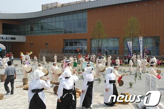 본문 이미지 - 2013순천만국제정원박람회 개장 18일째이자 '전북 순창군의 날'인 7일 박람회장에서는 전북지역 대표 무형문화재 '금과들소리' 농요판이 신명나게 펼쳐졌다. 습지센터 앞에서 공연이 펼쳐지고 있다.(정원박람회조직위원회 제공) 2013.05.07/뉴스1 © News1 서순규 기자