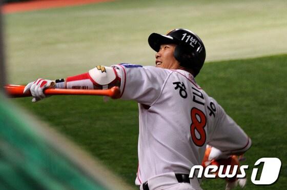 본문 이미지 - 한화 유니폼을 입게된 정근우. © News1   이동원 기자