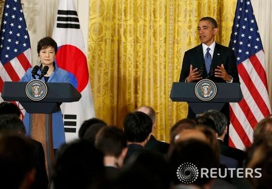 본문 이미지 - 박근혜 대통령과 버락 오바마 미국 대통령이 7일(현지시각) 미국 워싱턴 D.C 백악관 이스트룸에서 한·미 정상 공동 기자회견을 하고 있다. 2013.5.8 로이터/뉴스1U.S. President Barack Obama (R) and South Korea's President Park Geun-hye face a joint news conference in the East Room of the White House in Washington, May 7, 2013. REUTERS/Kevin Lamarque (UNITED STATES - Tags: POLITICS) © News1 (서울=뉴스1)
