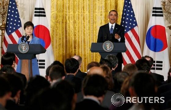본문 이미지 - 박근혜 대통령과 버락 오바마 미국 대통령이 7일(현지시각) 미국 워싱턴 D.C 백악관 이스트룸에서 한·미 정상 공동 기자회견을 하고 있다. 2013.5.8 로이터/뉴스1U.S. President Barack Obama (R) and South Korea's President Park Geun-hye face a joint news conference in the East Room of the White House in Washington, May 7, 2013. REUTERS/Kevin Lamarque (UNITED STATES - Tags: POLITICS) © News1 (서울=뉴스1)