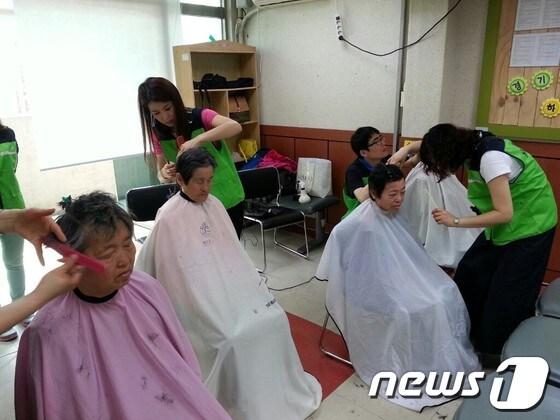 본문 이미지 - 한국프랜차이즈협회가 지난 7일 경기도 부천시 원미구 중동에 위치한 덕유마을 1단지 운동장에서 어버이날 행사 '함께하면 행복합니다'를 열었다. © News1  