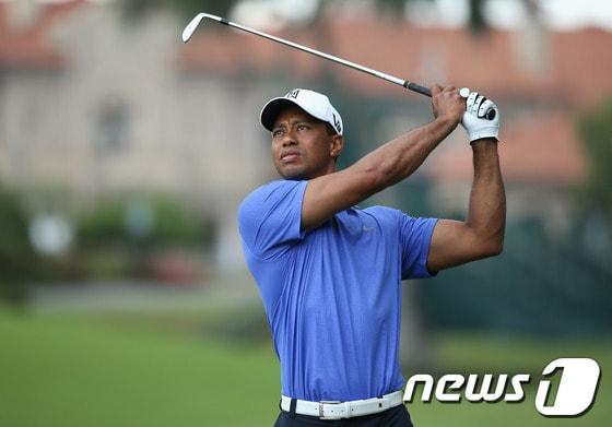 본문 이미지 - 12년만에   PGA투어 플레이어스 챔피언십 정상을 차지한 타이거 우즈.© AFP=News1