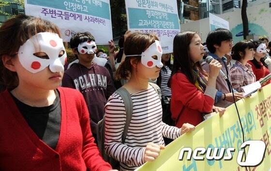 본문 이미지 - 21세기 한국대학생연합 학생들이 8일 오후 서울 종로구 중학동 일본대사관 앞에서 일본 아베정권의 침략전쟁부정 및 군국주의부활기도 규탄 기자회견을 열고 교과서 검정기준 수정, 평화헌법 개정, 자위권 행사 등 일본의 군국주의 부활시도를 규탄하고 있다. 2013.5.8/뉴스1 © News1   손형주 기자