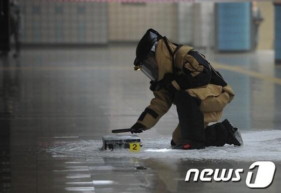 본문 이미지 - '생화학테러 대비 통합훈련'이 실시된 지난 8일 삼각지역 대합실에서 화학오염탐지를 하고 있다. /뉴스1 © News1 양태훈 인턴기자