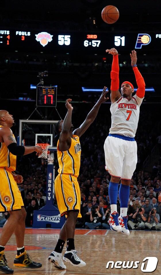 본문 이미지 - 뉴욕 닉스의 카멜로 앤서니(오른쪽)가 8일(한국시간) 인디애나 페이스서와의 NBA 동부컨퍼런스 2회전 경기에서 점프 슛을 시도하고 있다. © AFP=News1  