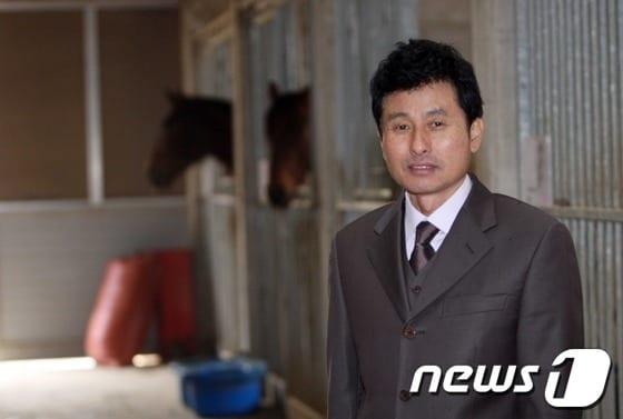 본문 이미지 - 100승을 달성한 부산경남경마공원 소속 권승주 조교사.(부경경마공원 제공)© News1 