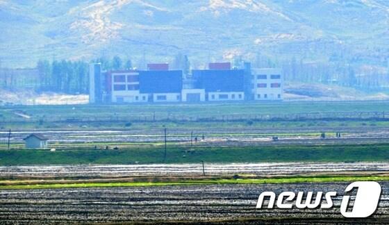 본문 이미지 - 8일 경기도 파주 공동경비구역에서 바라본 개성공단 앞으로 북한 기정동 마을 주민들이 농사일을 하고 있다. 2013.5.8/뉴스1 © News1 한재호 기자