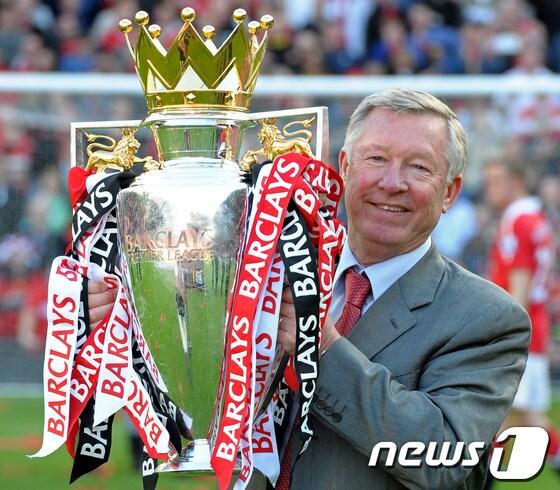 본문 이미지 - 2011년 프리미어리그 우승 당시 알렉스 퍼거슨 감독. © AFP=News1 