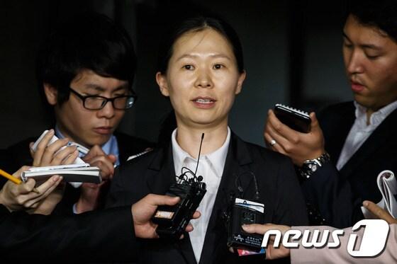 본문 이미지 - 권은희 서울 송파경찰서 수사과장&#40;전 서울 수서경찰서 수사과장&#41;이 국정원 대선개입 의혹과 관련, 8일 저녁 서울 서초동 중앙지검에서 참고인 신분 조사를 마치고 취재진의 질문에 답하고 있다. 수서경찰서 수사과장 재직 당시 국정원 댓글사건 수사책임자였던 권 과장은 경찰고위층이 수사에 부당개입해 축소를 지시했다고 주장한 바 있다. 2013.5.8/뉴스1 © News1 유승관 기자