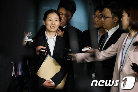 본문 이미지 - 권은희 서울 송파경찰서 수사과장(전 서울 수서경찰서 수사과장)이 국정원 대선개입 의혹과 관련, 8일 밤 서울 서초동 중앙지검에서 참고인 신분 조사를 마치고 취재진의 질문에 답하고 있다. 수서경찰서 수사과장 재직 당시 국정원 댓글사건 수사책임자였던 권 과장은 경찰고위층이 수사에 부당개입해 축소를 지시했다고 주장한 바 있다. 2013.5.8/뉴스1 © News1   유승관 기자