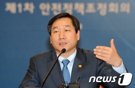 본문 이미지 - 유정복 안전행정부 장관이 9일 오전 서울정부청사에서 열린 제1차 안전정책조정회의에서 모두발언하고 있다. 2013.5.9/뉴스1 © News1   손형주 기자