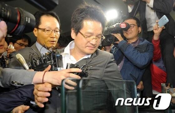 본문 이미지 - 유력인사 성접대 의혹을 받고 있는 윤중천 전 중천산업개발 회장이 9일 낮 조사를 받기 위해 서울 미근동 경찰청에 출석하고 있다. © News1 박지혜 기자