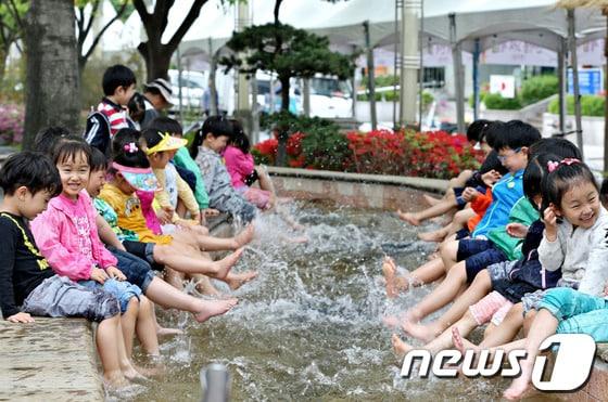 본문 이미지 - 유성온천문화축제가 열리는 족욕체험장 © News1 