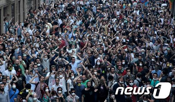 본문 이미지 - 터키 이스탄불에서 31일&#40;현지시간&#41; 탁심 광장 안에 있는 게지 공원의 나무들을 제거하는 작업에 반대하는 시위가 펼쳐지고 있다. 터키 정부는 지난 27일부터 보도를 넓히기 위해 나무를 제거작업을 시작했고 이에 터키 시민들은 반발하고 나섰다. © AFP=News1  