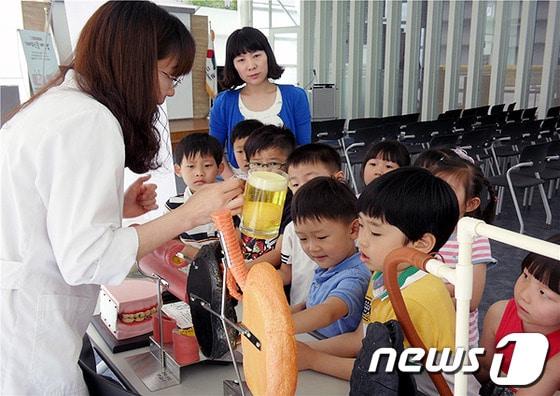 본문 이미지 - 지난해 정선군 보건소에서 어린이집 및 유치원 아이들이 보건소 견학을 하고 있다. (사진제공=정선군) 2013.6.1/뉴스1 © News1   윤창완 기자