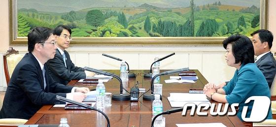 본문 이미지 - 지난 10일 새벽 판문점 우리측 평화의 집에서 남측 수석대표인 천해성 통일부 통일정책실장(왼쪽)과 북측 수석대표인 김성혜 조국평화통일위원회 서기국 부장이 마지막 전체회의를 하고 있다. (통일부 제공) 2013.6.10/뉴스1 © News1 
