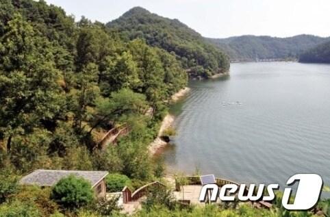 본문 이미지 - 진천군의 새로운 명물로 떠오른 초평호와 농다리를 아우르는 초롱길.  이곳에 한 공무원의 아이디어로 하늘우체국이 생긴다.  사진제공 = 진천군청 © News1  