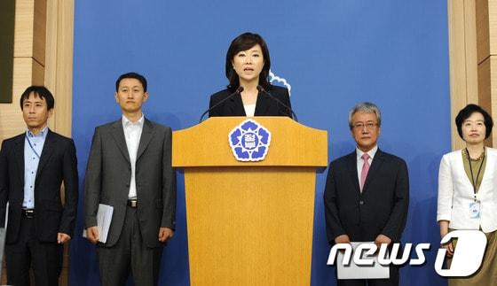 본문 이미지 - 조윤선 여성가족부장관이 10일 정부서울청사에서 직장어린이집 활성화 대책을 발표하고 있다. © News1 윤선미 인턴기자